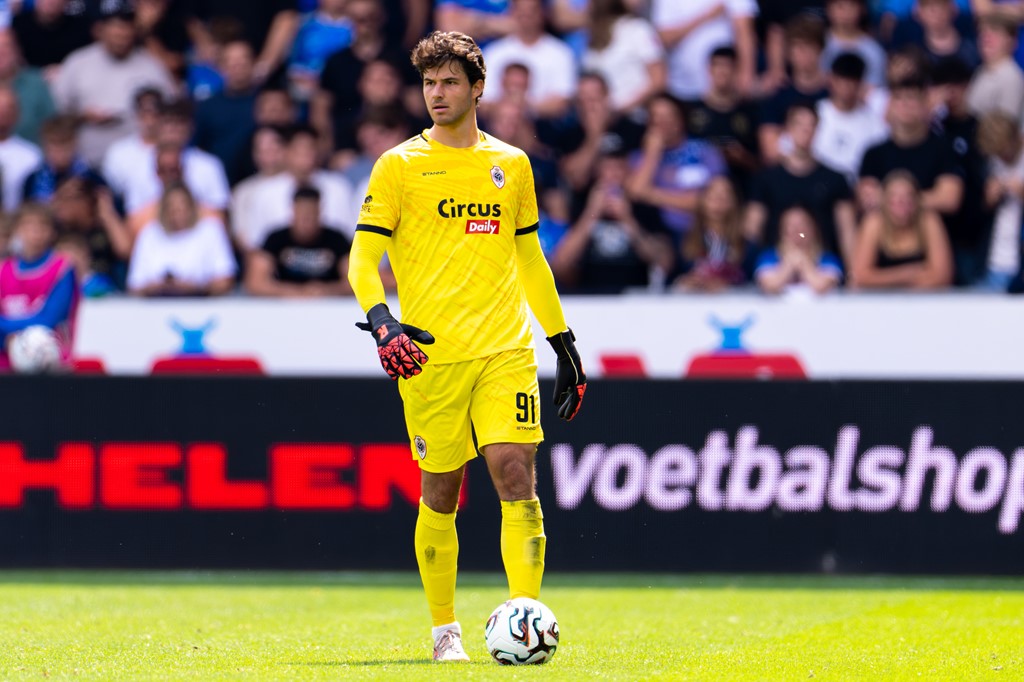 Man Utd goalkeeper target Lammens not in Royal Antwerp squad today