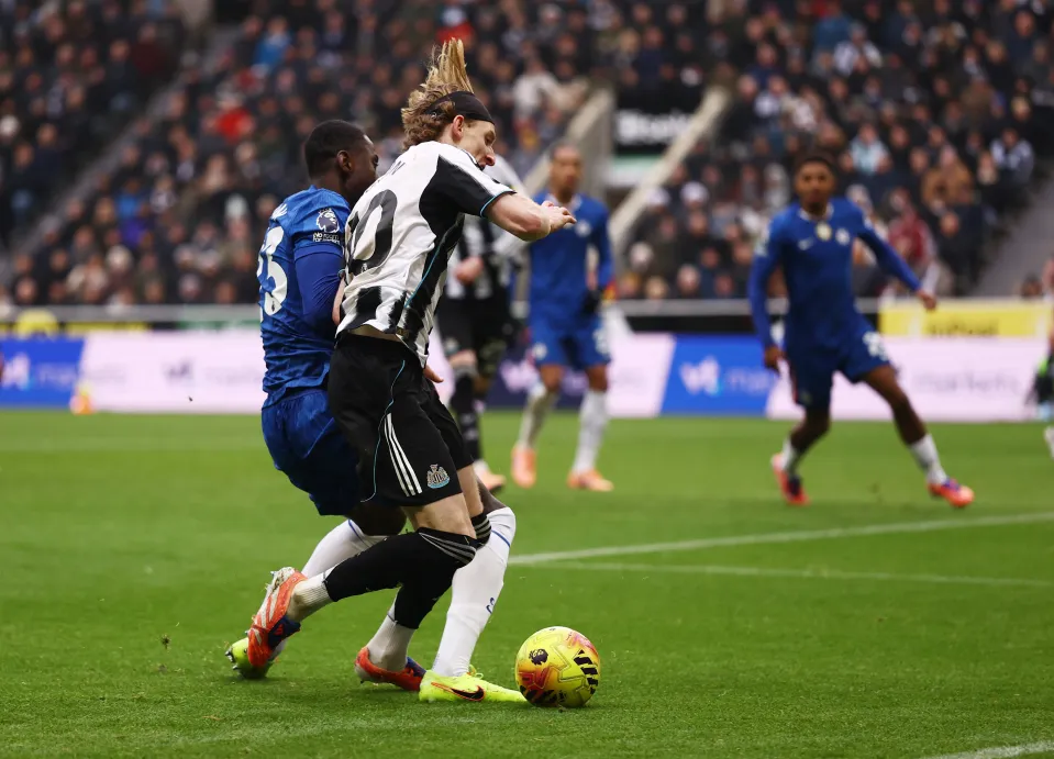 Newcastle United fans react as Anthony Gordon sparks debate over denied penalty vs Chelsea